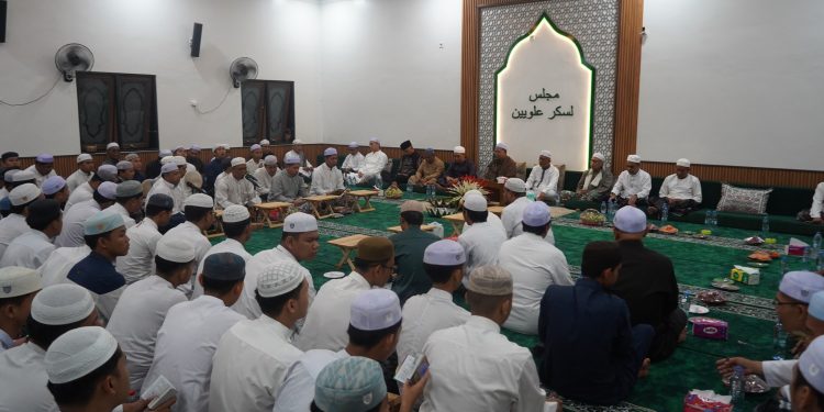 WAKIL BUPATI HSS HADIRI PERINGATAN HAUL KE-32 AL-HABIB MUSTHAFA BIN SULAIMAN ALAYDRUS DI MAJLIS TA’LIM LASKAR ALAWIYYIN