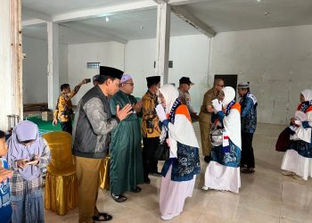 WABUP HSS LEPAS KEBERANGKATAN JEMAAH HAJI KLOTER 18 DI KANTOR KEMENAG HSS