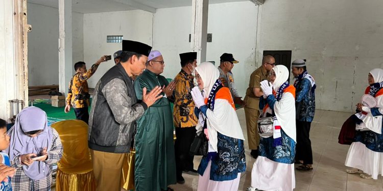WABUP HSS LEPAS KEBERANGKATAN JEMAAH HAJI KLOTER 18 DI KANTOR KEMENAG HSS