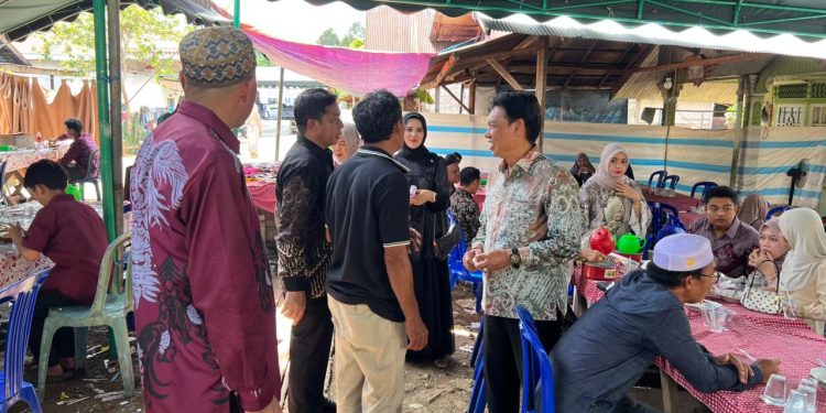 WABUP HSS BERSAMA ISTERI DAN KELUARGA HADIRI RESEPSI PERNIKAHAN WARGA DI BALAH PAIKAT DAN HAMAK TIMUR