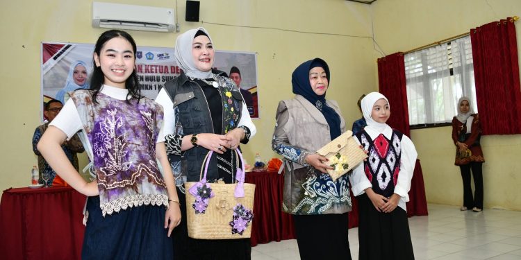 GALI POTENSI DESAINER MUDA, DEKRANASDA HSS SIAP SINERGIKAN KARYA SISWI SMKN 1 KANDANGAN DENGAN PROGRAM PEMKAB