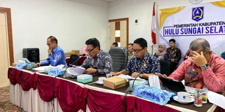 PEMKAB HSS IKUTI VALIDASI IPKD SECARA VIRTUAL, WAKIL BUPATI PAPARKAN STRATEGI PENGELOLAAN KEUANGAN DAERAH DI HADAPAN TIM PAKAR KEMENDAGRI