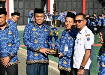 BUPATI HSS PIMPIN APEL KESADARAN NASIONAL, SERAHKAN PENGHARGAAN DESA BERPRESTASI