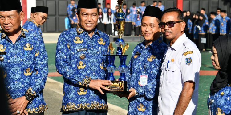 BUPATI HSS PIMPIN APEL KESADARAN NASIONAL, SERAHKAN PENGHARGAAN DESA BERPRESTASI