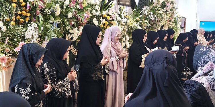 KETUA TP PKK HSS HADIRI HAUL KE-5 GURU KAPUH, PERKUAT SILATURAHMI DAN SYIAR KEAGAMAAN DI TENGAH KAUM MUSLIMAH