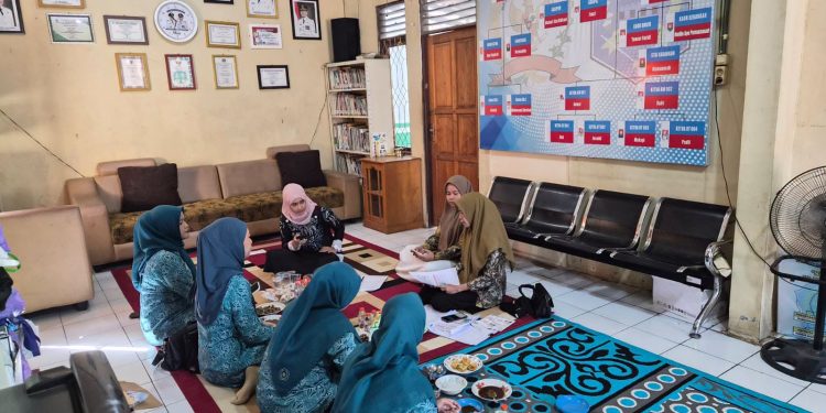 TP PKK HSS LAKUKAN PEMBINAAN DAN PEMANTAPAN PERSIAPAN PENILAIAN AKU HATINYA PKK TINGKAT PROVINSI KALSEL DI DESA SIRIH