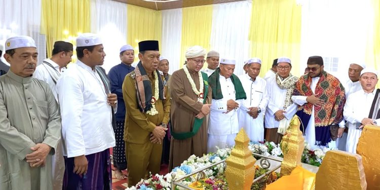 HADIRI HAUL DATU BAJAYAU DI DAHA BARAT, WAKIL BUPATI HSS SEKALIGUS TINJAU PROYEK JALAN STRATEGIS