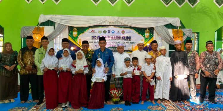 MOMENTUM 10 MUHARRAM, WAKIL BUPATI HSS HADIRI SANTUNAN ANAK YATIM DAN MUALAF DI KECAMATAN PADANG BATUNG