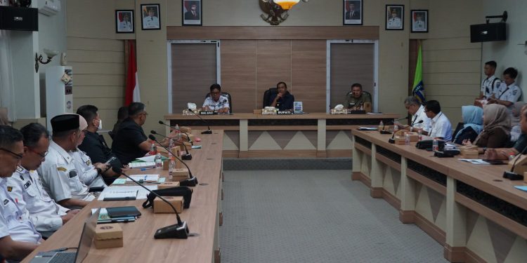 DORONG OPTIMALISASI KEUANGAN DAERAH, BUPATI DAN WABUP HSS GELAR RAPAT PERCEPATAN ANGGARAN