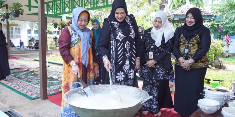 PEMKAB HSS PERINGATI HARI ASYURA DENGAN PENYERAHAN SANTUNAN ANAK YATIM