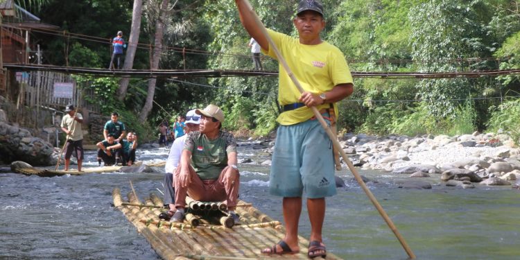 PERINGATI HARI LINGKUNGAN HIDUP 2026, BUPATI DAN WABUP HSS PIMPIN AKSI BERSIH-BERSIH SUSUR SUNGAI AMANDIT SEKALIGUS TINJAU KESIAPAN FESTIVAL BAMBOO RAFTING