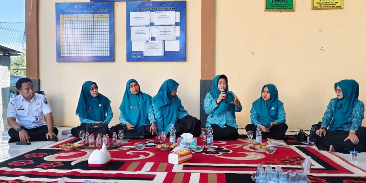 TP PKK HSS KEMBALI LAKSANAKAN PEMBINAAN PAAREDI DI DESA GAMBAH DALAM