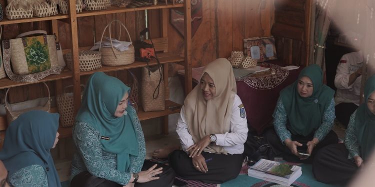 KETUA TP PKK KAB. HSS TINJAU KESIAPAN UP2K SRIKANDI MANDIRI JELANG VERIFIKASI LAPANGAN TINGKAT PROVINSI