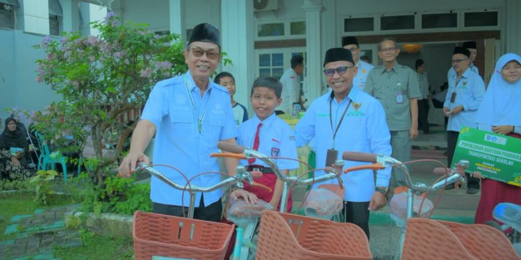 SEKDA HSS SALURKAN BANTUAN PENDIDIKAN BAZNAS DAN SANTUNAN ANAK YATIM