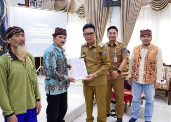 PEMKAB HSS SERAHKAN EMPAT SK PENGAKUAN MASYARAKAT HUKUM ADAT, PERKUAT PELESTARIAN BUDAYA LOKSADO