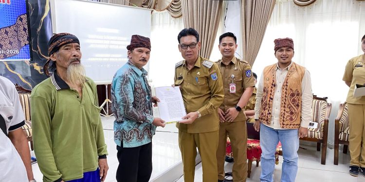 PEMKAB HSS SERAHKAN EMPAT SK PENGAKUAN MASYARAKAT HUKUM ADAT, PERKUAT PELESTARIAN BUDAYA LOKSADO