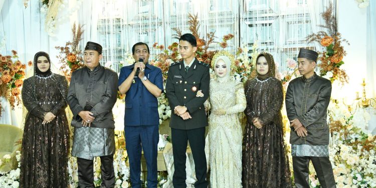 BUPATI HSS HADIRI RESEPSI PERNIKAHAN BRIPDA M. ILHAM MAULANA ASH-SHIDDIQ, S.H. DAN FAHRIAN AZIZAH, S.H.