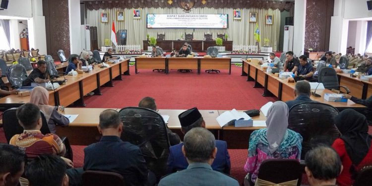 BAHAS RANPERDA PERTANGGUNGJAWABAN APBD 2025 BERSAMA DPRD, PEMKAB HSS JELASKAN ALOKASI SILPA DAN KESEIMBANGAN NERACA
