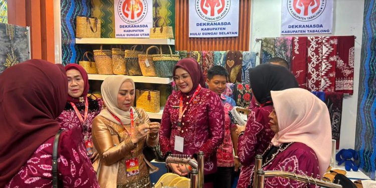 KETUA DEKRANASDA HSS PERKUAT PROMOSI PRODUK UNGGULAN BANUA PADA PUNCAK HUT DEKRANAS KE-46 DI MAKASSAR