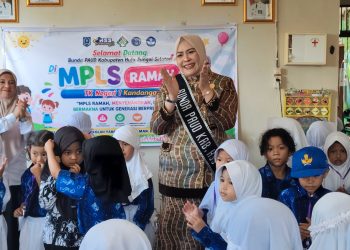 BERI MOTIVASI KEPADA PESERTA DIDIK BARU, BUNDA PAUD HSS TINJAU PELAKSANAAN MPLS DI TK NEGERI 1 KANDANGAN
