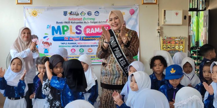 BERI MOTIVASI KEPADA PESERTA DIDIK BARU, BUNDA PAUD HSS TINJAU PELAKSANAAN MPLS DI TK NEGERI 1 KANDANGAN