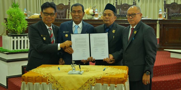 BUPATI HSS HADIRI RAPAT PARIPURNA PERSETUJUAN BERSAMA RANPERDA PERTANGGUNGJAWABAN PELAKSANAAN APBD TAHUN ANGGARAN 2025