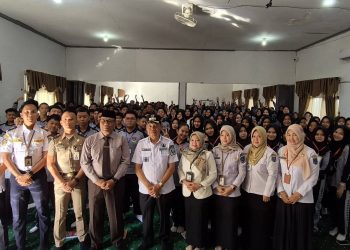 WAKIL BUPATI HSS KUNJUNGI SMA NEGERI 1 KANDANGAN, BERIKAN MOTIVASI KEPADA PESERTA MPLS