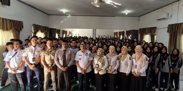 WAKIL BUPATI HSS KUNJUNGI SMA NEGERI 1 KANDANGAN, BERIKAN MOTIVASI KEPADA PESERTA MPLS