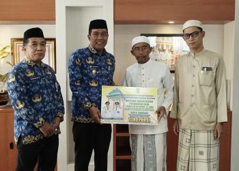 BUPATI HSS SERAHKAN BANTUAN 1.380 PORSI MAKANAN-MINUMAN UNTUK KELANCARAN HAUL DATU TANIRAN