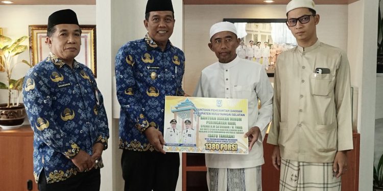 BUPATI HSS SERAHKAN BANTUAN 1.380 PORSI MAKANAN-MINUMAN UNTUK KELANCARAN HAUL DATU TANIRAN