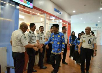 BUPATI HSS TINJAU LAYANAN IMIGRASI YANG RESMI BEROPERASI DI MAL PELAYANAN PUBLIK
