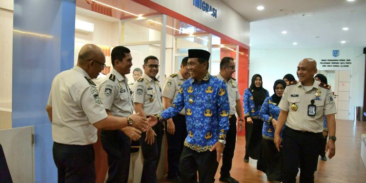 BUPATI HSS TINJAU LAYANAN IMIGRASI YANG RESMI BEROPERASI DI MAL PELAYANAN PUBLIK