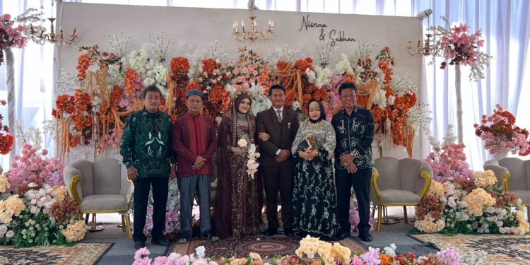 WAKIL BUPATI HSS DAN KETUA GOW TURUT BERBAHAGIA DI HARI PERNIKAHAN SUBHAN DAN NISRINA