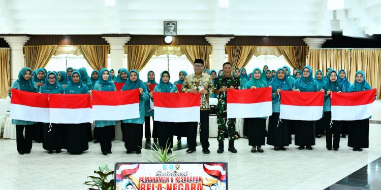 TP PKK HSS PERKUAT KARAKTER KELUARGA BERLANDASKAN PANCASILA MELALUI SOSIALISASI BELA NEGARA