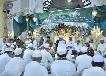 RIBUAN JAMAAH MEMBANJIRI HAUL KE-166 DATU TANIRAN: BUPATI HSS TEGASKAN KOMITMEN PEMBANGUNAN DAN TELADAN ULAMA