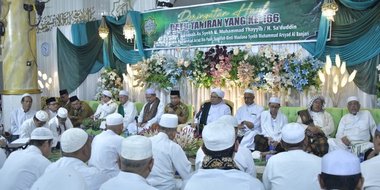 RIBUAN JAMAAH MEMBANJIRI HAUL KE-166 DATU TANIRAN: BUPATI HSS TEGASKAN KOMITMEN PEMBANGUNAN DAN TELADAN ULAMA