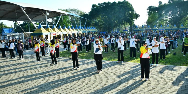 RATUSAN WARGA MERIAHKAN SENAM BERSAMA PEMKAB HSS, KORMI, DAN TP PKK
