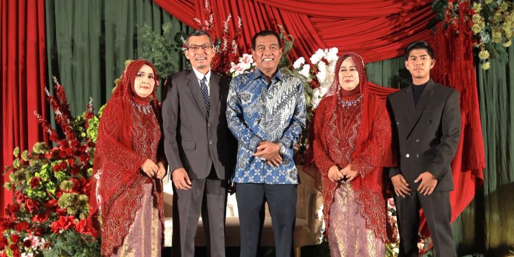 BUPATI HSS HADIRI RESEPSI PERNIKAHAN ELMALIA DAN RAKA