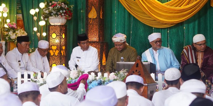 BUPATI DAN WAKIL BUPATI HSS HADIRI HAUL KE-94 AL-HABIB IBRAHIM AL-HABSYI DI NAGARA