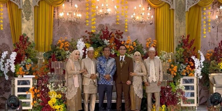 BUPATI HSS HADIRI RESEPSI PERNIKAHAN DR. CIENDY SHINTYA ALHADI DAN AHMAD TAUFIQ NOVRIANSYAH