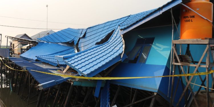 GERAK CEPAT, PEMKAB HSS TINJAU LANGSUNG PUSTU PIHANIN RAYA YANG ROBOH