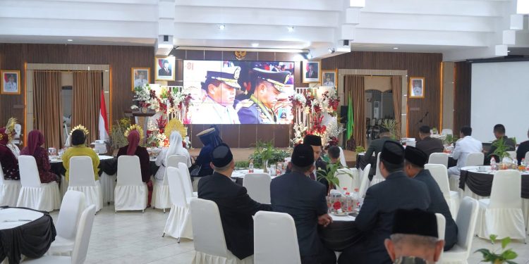 BUPATI DAN FORKOPIMDA HSS SAKSIKAN UPACARA DETIK-DETIK PROKLAMASI DI ISTANA MERDEKA SELEPAS GELARAN UPACARA DI LAPANGAN LAMBUNG MANGKURAT