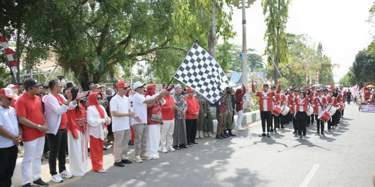 BUPATI HSS LEPAS KARNAVAL KEMERDEKAAN, GELORAKAN SEMANGAT PERJUANGAN DAN LESTARIKAN BUDAYA BANUA