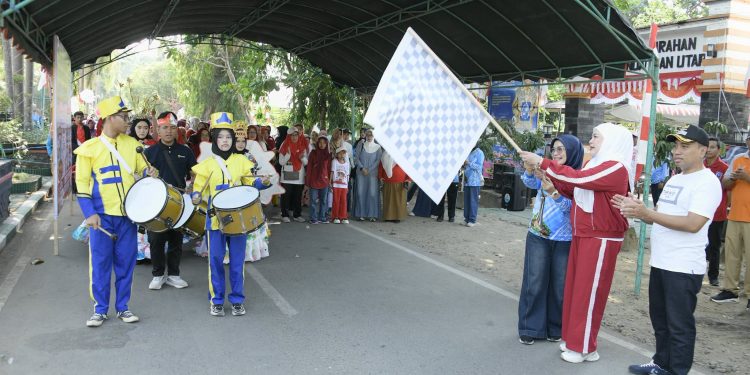 JALAN SEHAT SEMARAKKAN HUT KE-81 RI DI KELURAHAN KANDANGAN BARAT, PERERAT KEBERSAMAAN WARGA