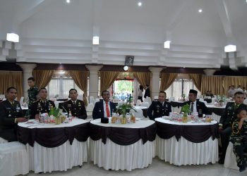 USAI GELARAN PENURUNAN BENDERA DI LAPANGAN LAMBUNG MANGKURAT, BUPATI BESERTA FORKOPIMDA HSS KEMBALI SAKSIKAN GIAT YANG SAMA DI ISTANA MERDEKA