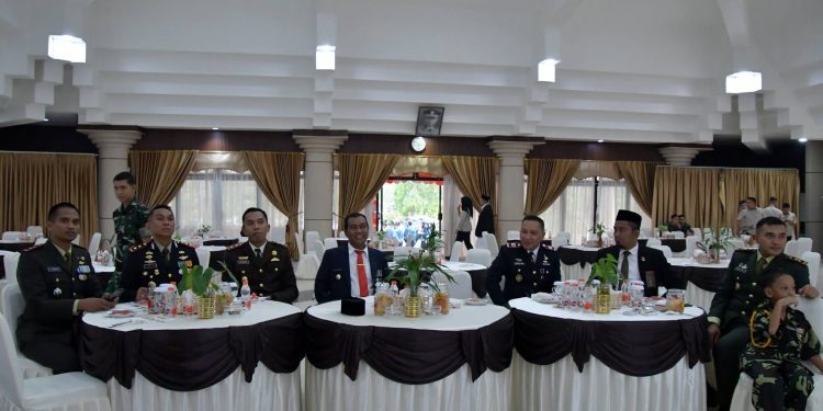 USAI GELARAN PENURUNAN BENDERA DI LAPANGAN LAMBUNG MANGKURAT, BUPATI BESERTA FORKOPIMDA HSS KEMBALI SAKSIKAN GIAT YANG SAMA DI ISTANA MERDEKA