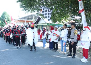 JALAN SEHAT SEMARAKKAN HUT KE-81 RI DI KELURAHAN KANDANGAN BARAT, PERERAT KEBERSAMAAN WARGA