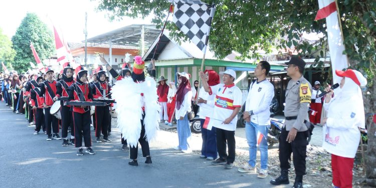 JALAN SEHAT SEMARAKKAN HUT KE-81 RI DI KELURAHAN KANDANGAN BARAT, PERERAT KEBERSAMAAN WARGA