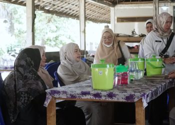 KETUA TP PKK HSS HADIRI SAPRAH AMAL DI MASJID AL-HIDAYAH KAPUH