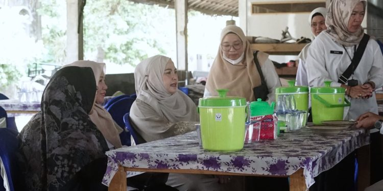 KETUA TP PKK HSS HADIRI SAPRAH AMAL DI MASJID AL-HIDAYAH KAPUH